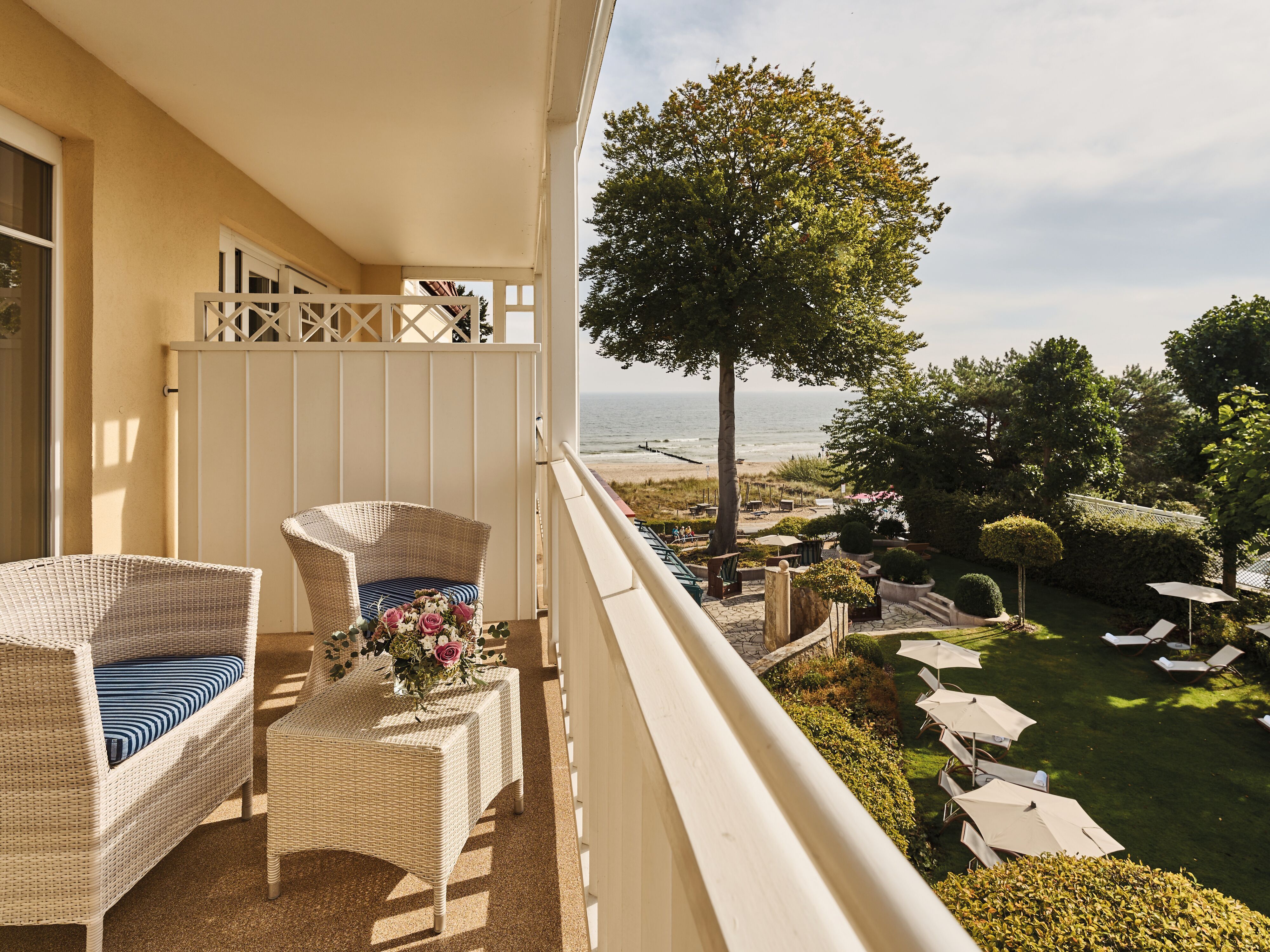 OTA-aussicht-balkon-blick-wiese-sessel-einzelzimmer-strandhotel-bansin.jpg