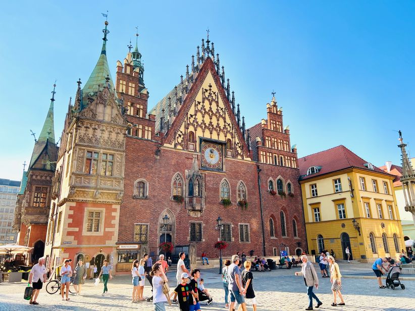 Menschen vor dem Alten Rathaus auf dem Marktplatz in Breslau