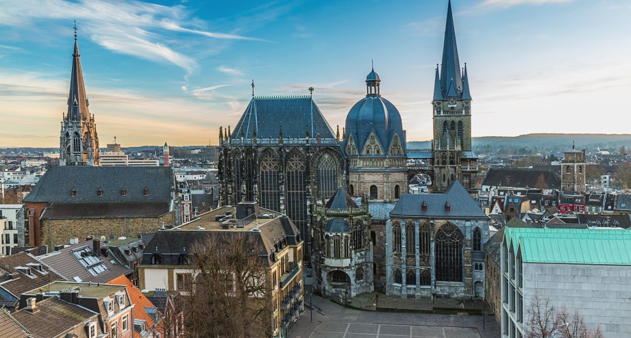 Blick auf den Vorplatz des Aachener Doms - BAHNHIT.DE, © getty, Foto: Rafael Classen