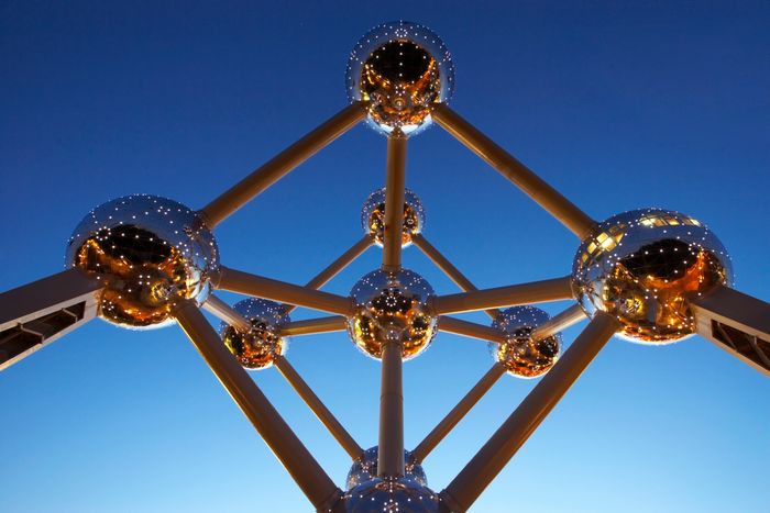 Atomium in Brüssel mit blauem Hintergrund