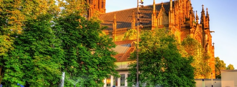 Die Kathedrale in Basel - BAHNHIT.DE, © getty, Foto: Leonid ANDRONOV