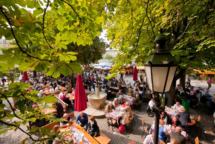 Biergarten mit vielen Besuchern im Viktualienmarkt