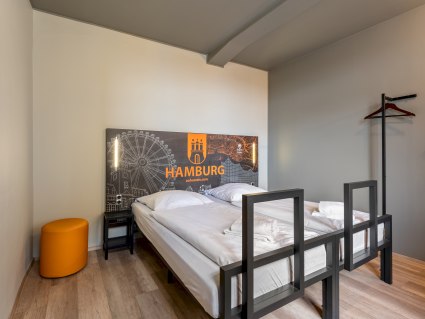 a&amp;o Hamburg Hauptbahnhof Doppelzimmer - BAHNHIT.DE, © a&amp;o HOTELS and HOSTELS Holding GmbH