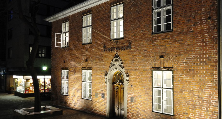 Eingang des Kieler Stadtmuseums bei Nacht, beleuchtet - BAHNHIT.DE, © getty