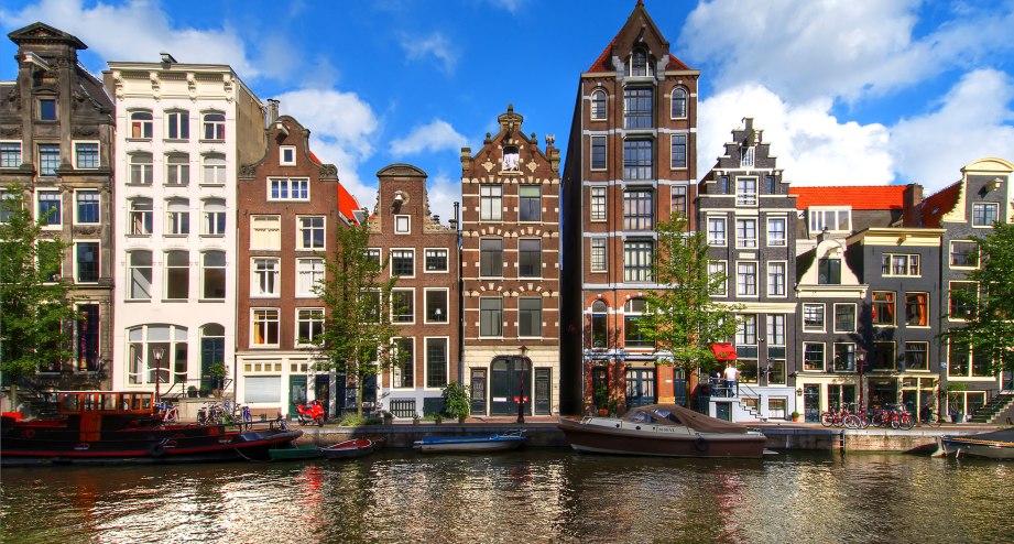 Die Herengracht in Amsterdam mit traditionellen Grachtenhäusern an einem - BAHNHIT.DE, © getty, Foto: 2008 Greg Gibb
