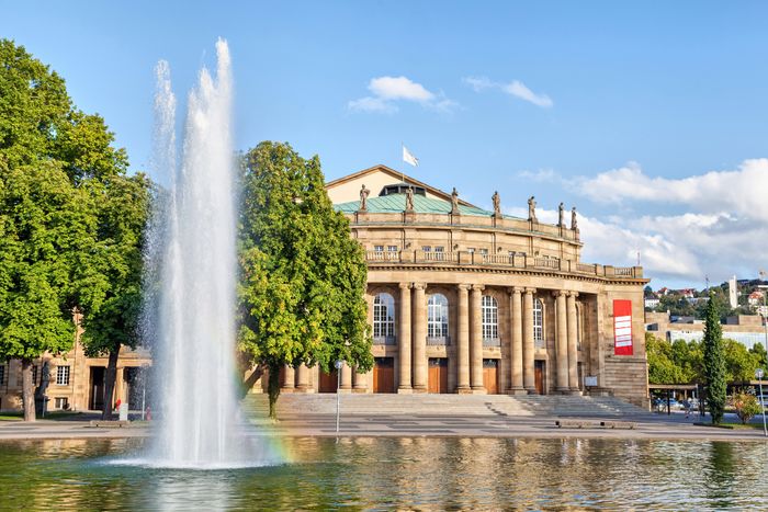 Opernhaus in Stuttgart mit Springbrunnen im Vordergrund