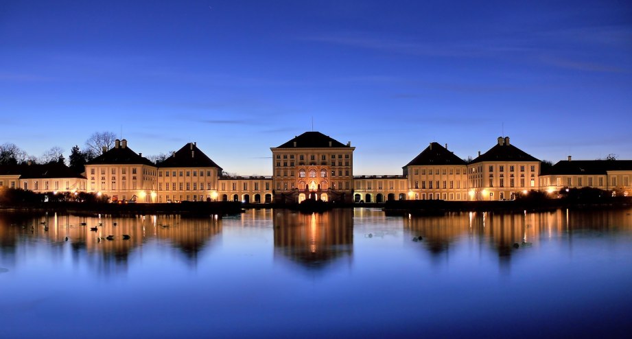 Das Schloss Nymphenburg bei Nacht - BAHNHIT.DE, © München Tourismus, Foto: W. Boehm