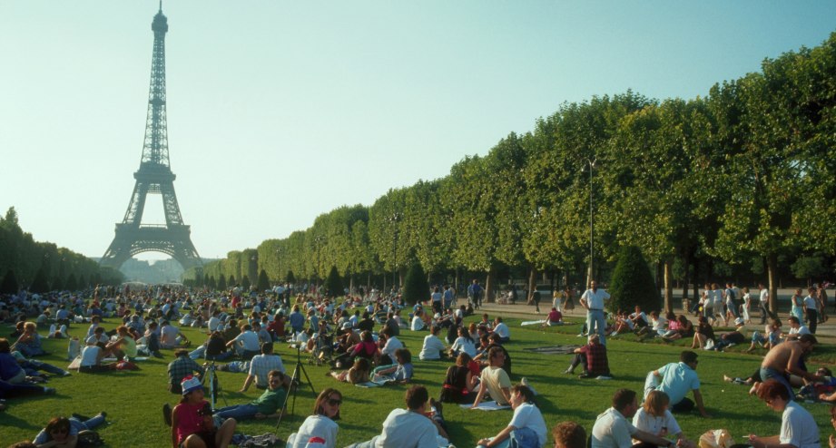 Paris Eifelturm weit entfernt, © GettyImages_Ian.CuiYi