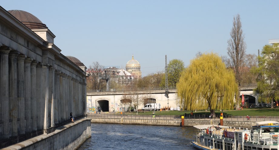 Blick auf die Spree und Synagoge mit goldener Kuppel. - BAHNHIT.DE, © visitBerlin: Nina Richter