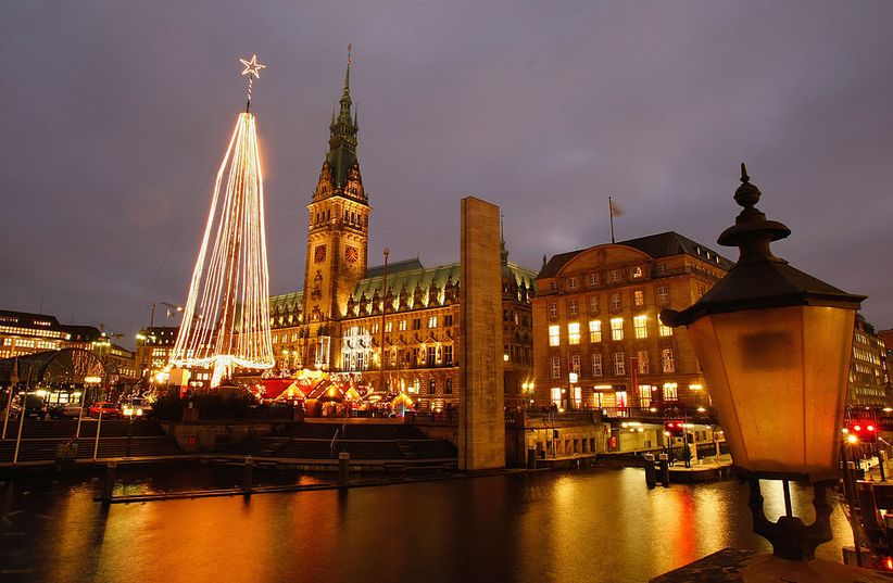 Lichter des Weihnachtsmarktes am Rathaus in Hamburg bei Nacht