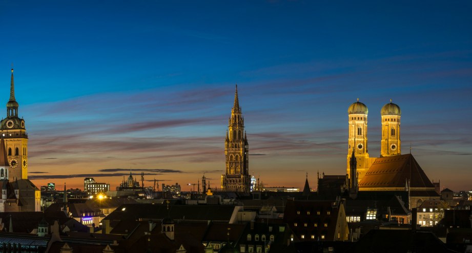 Ein Panorama der Münchner Altstadt am Abend - BAHNHIT.DE, © München Tourismus, Foto: J. Lutz