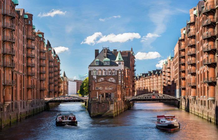 Speicherstadt in Hamburg mit zwei Booten 