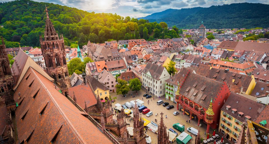 Die Altstadt von Freiburg. - BAHNHIT.DE, © getty, Foto: bluejayphoto