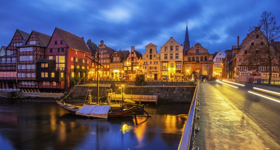 Hafen von Lüneburg bei Nacht. - BAHNHIT.DE, © getty; Foto: Juergen Sack