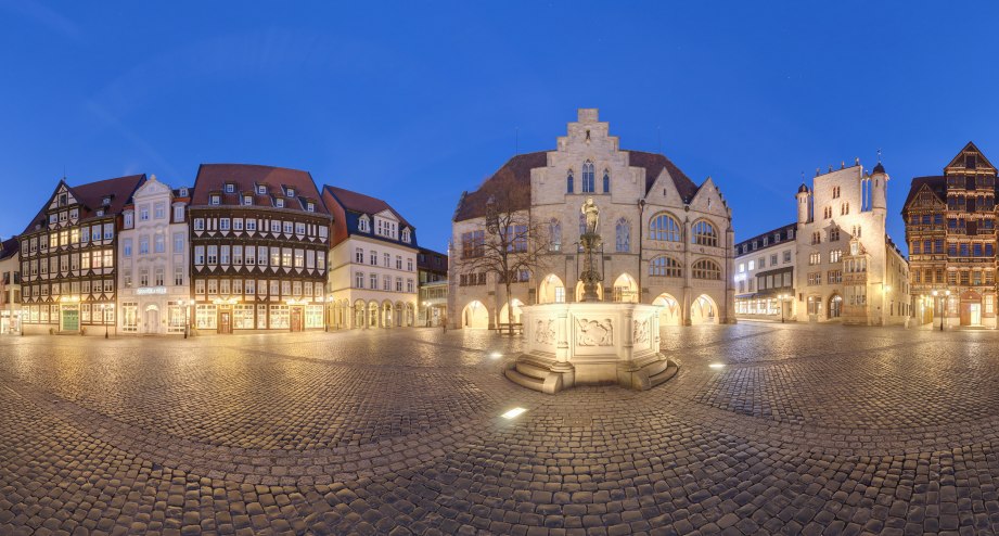 Das Rathaus und der Marktplatz bei Nacht - BAHNHIT.DE, © Getty, Foto: igmarx