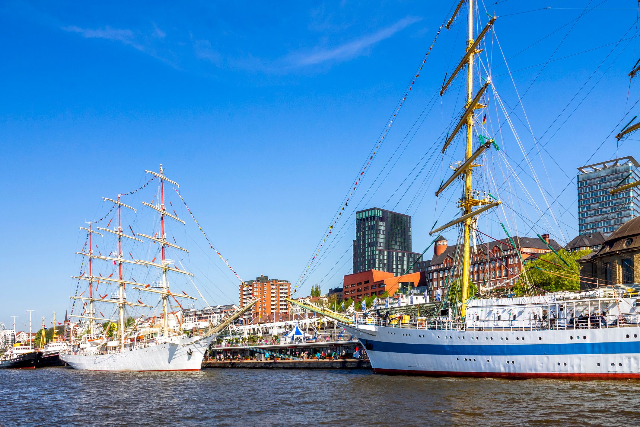 Zwei Schiffe mit Masten am Hamburger Hafen zum Hafenfest