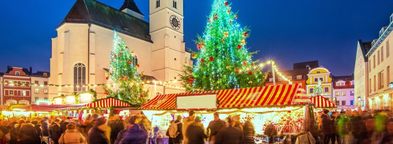 Christkindlmarkt Regensburg zu abendlicher Stunde, romantisch beleuchtet - BAHNHIT.DE, © getty, Foto: Juergen Sack