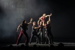Tänzer auf der Bühne von Moulin Rouge! Das Musical in Köln