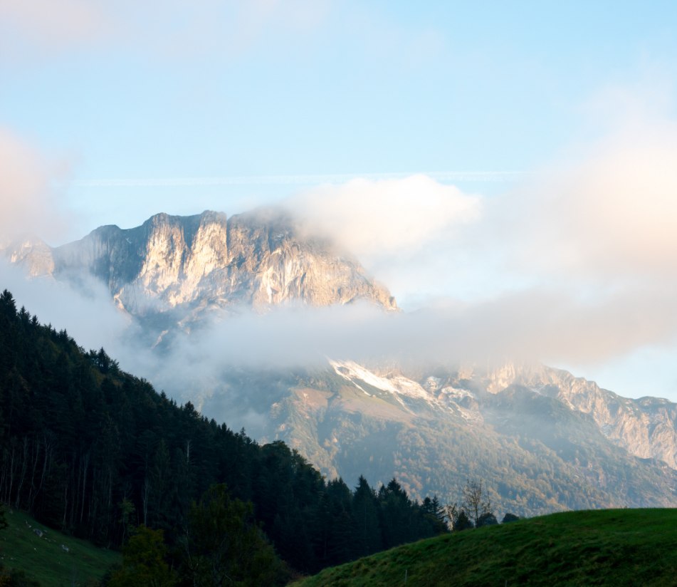Gipfel mit Wolken in der Nähe von Bad Reichenhall. - BAHNHIT.DE, © getty; Foto: Harald Freudenmacher