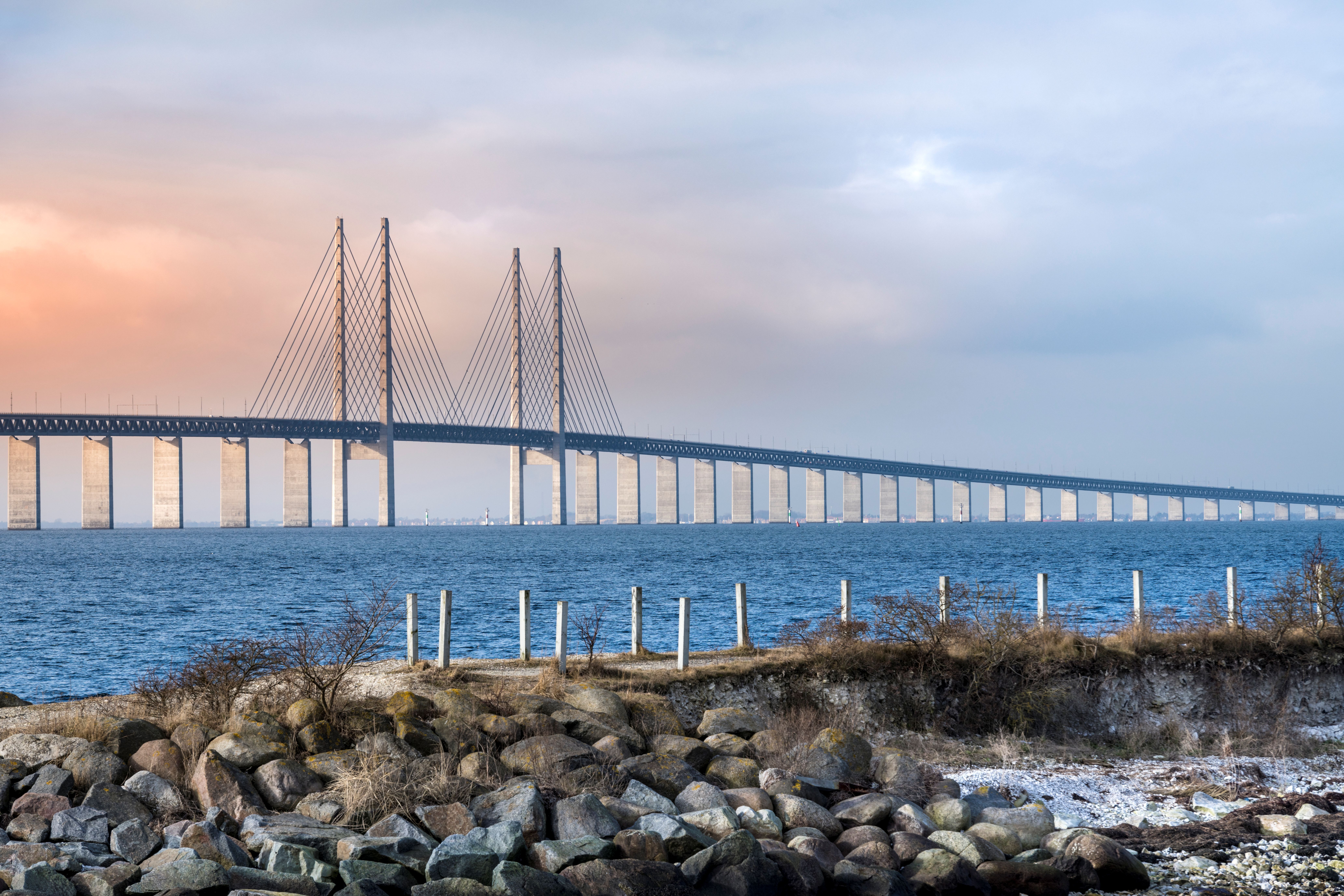 Die Öresundbrücke, die Malmö mit Kopenhagen verbindet, erstreckt sich elegant über das Meer unter blauem Himmel.