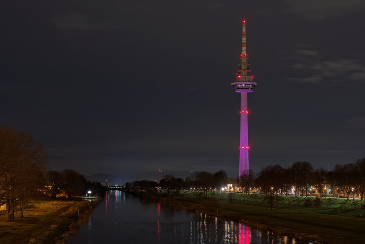 Bahnhit Mannheim Fernmeldeturm abends, © gettyimages David Hajnal