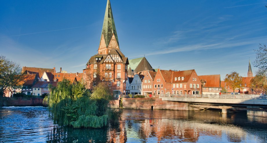 Lüneburg am Morgen. - BAHNHIT.DE, © getty; Foto: Ventura Carmona