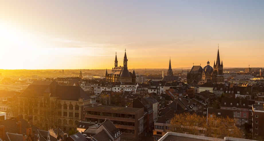 Sonnenuntergang in Aachen - BAHNHIT.DE, © getty; Foto: rclassenlayouts