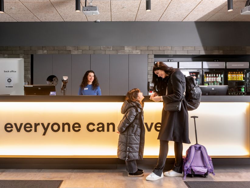 Menschen an der Rezeption des a&o Hostels Kopenhagen Sydhavn