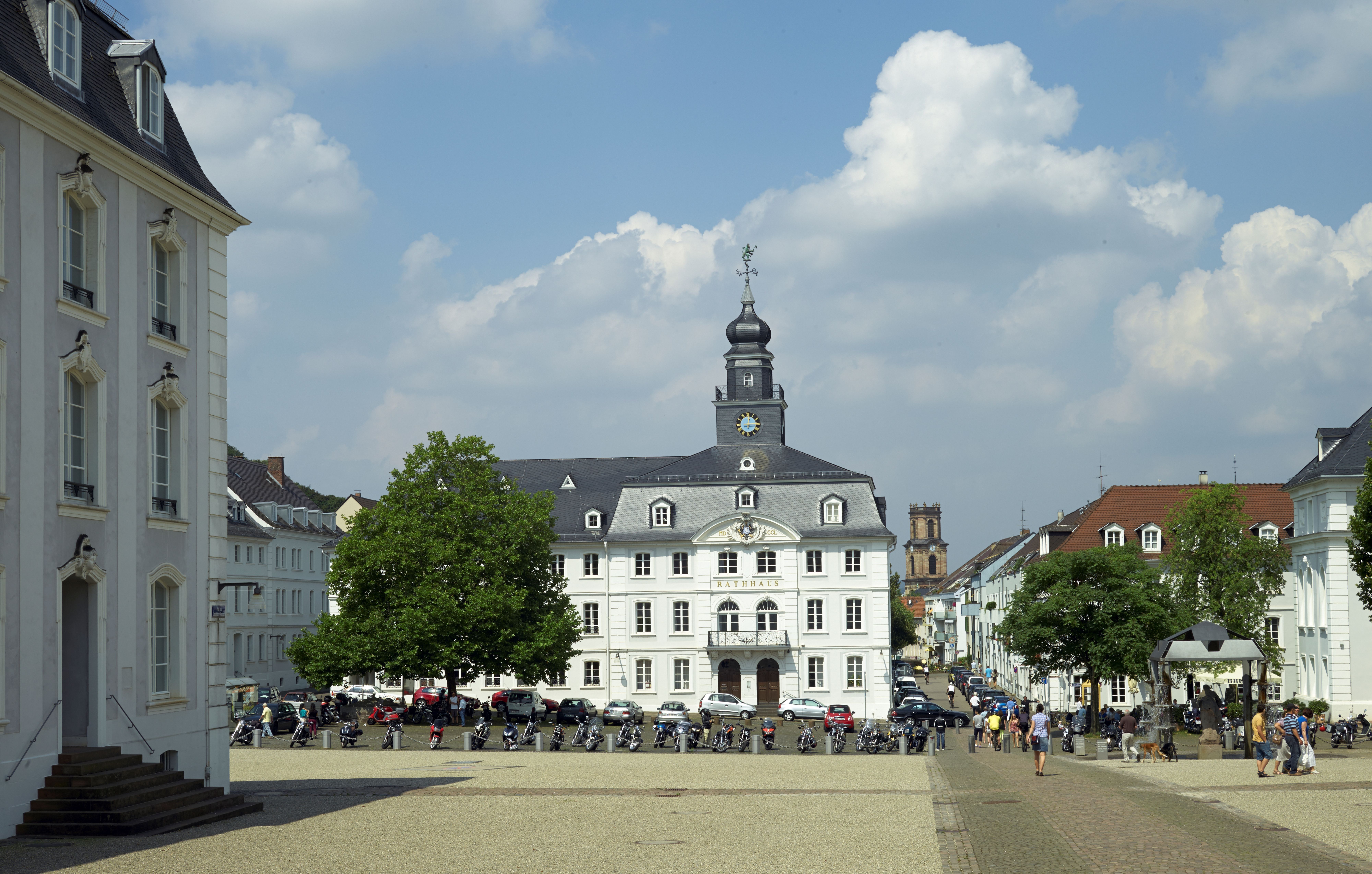 Rathaus und Platz im Zentrum in Saarbrücken
