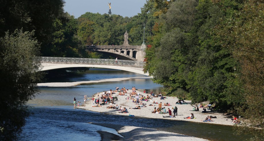Sommer in München am Isarstrand - BAHNHIT.DE, © München Tourismus, Foto: S. Müller