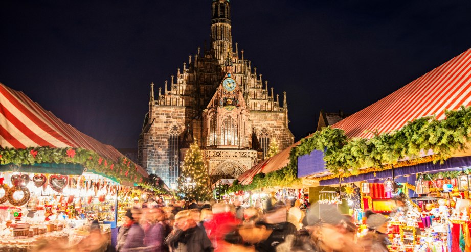 Der berühmte Nürnberger Christkindlmarkt -  bunter, abendlicher Weihnachtsmarkt - BAHNHIT.DE, © getty, Foto: Juergen Sack