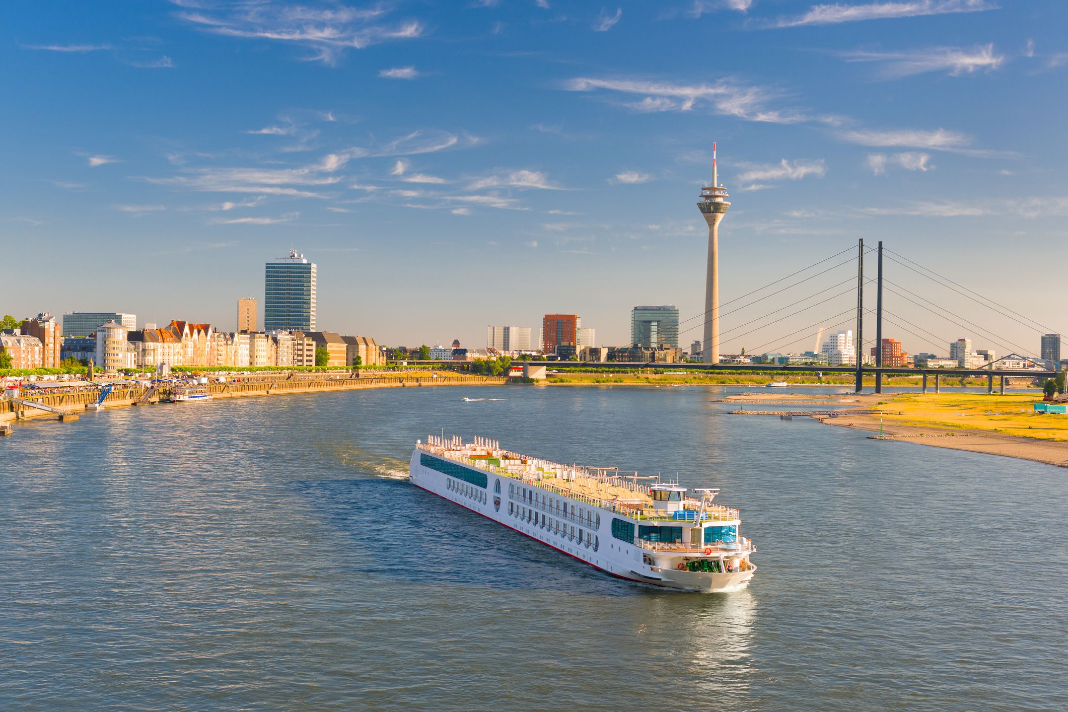 Schifffahrt auf dem Rhein in Düsseldorf mit Rheinturm im Hintergrund