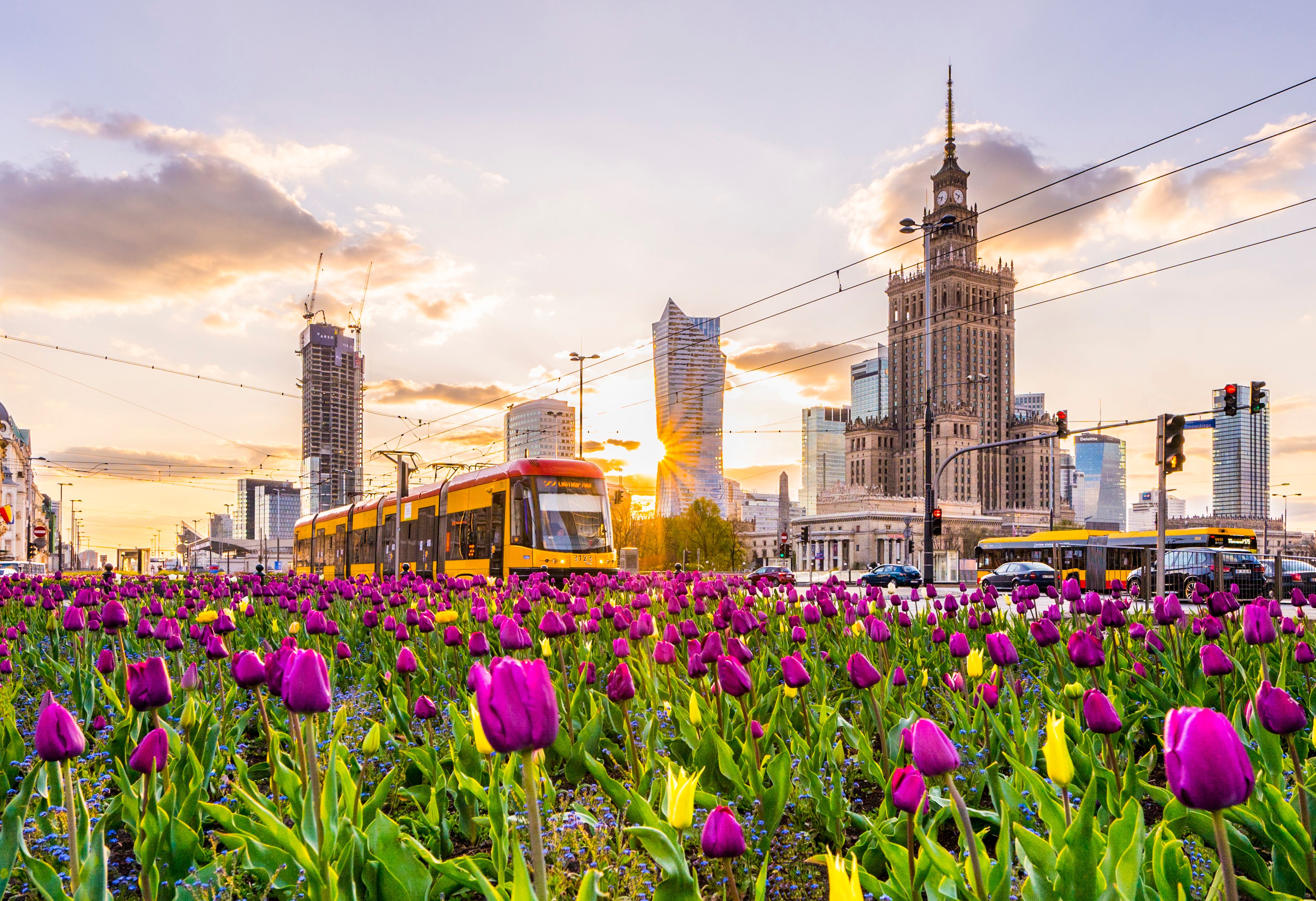 Das Zentrum in Warschau im Frühlin mit Sbahn im Hintergrund.