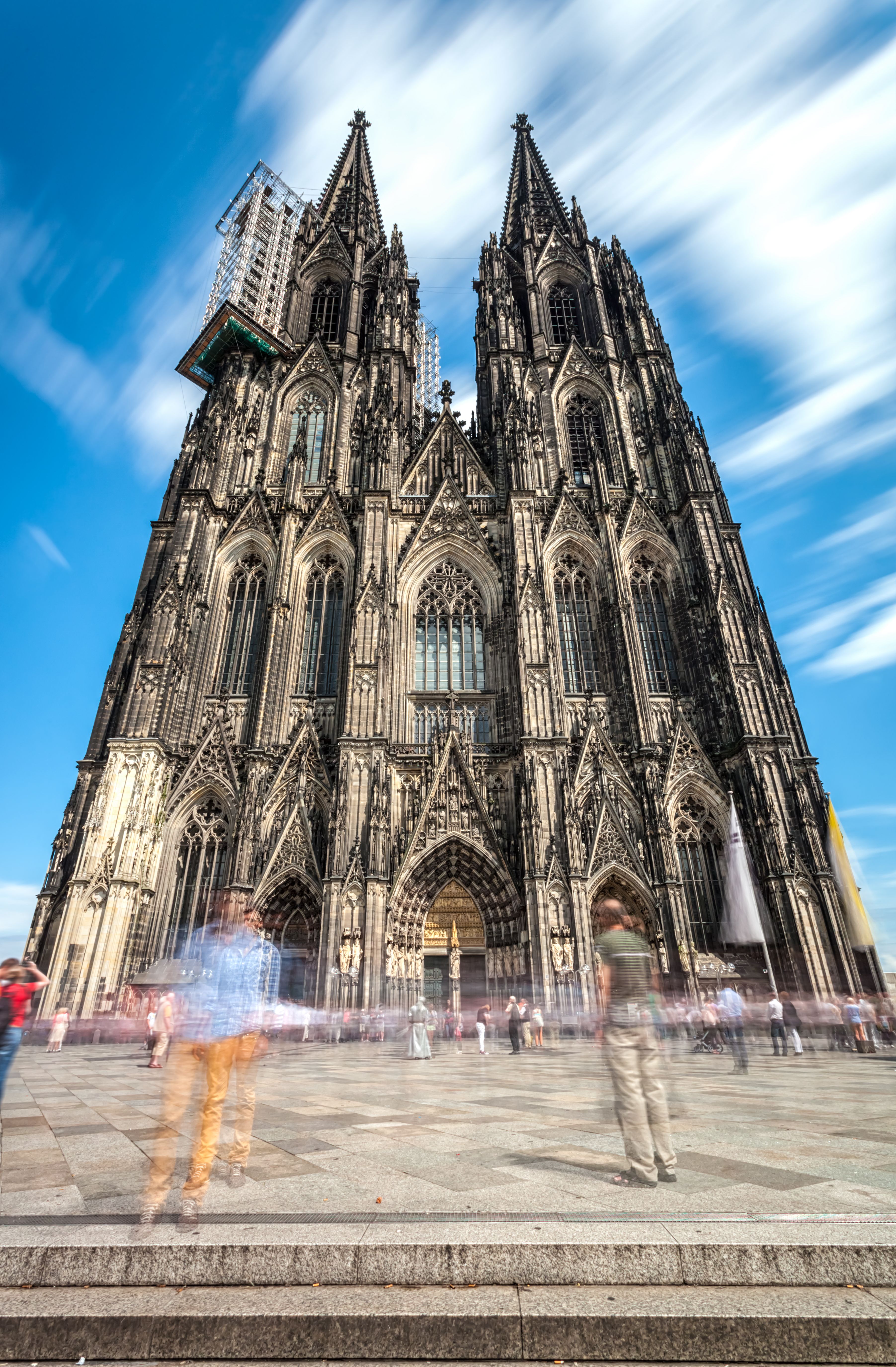 Kölner Dom von unten von vorne