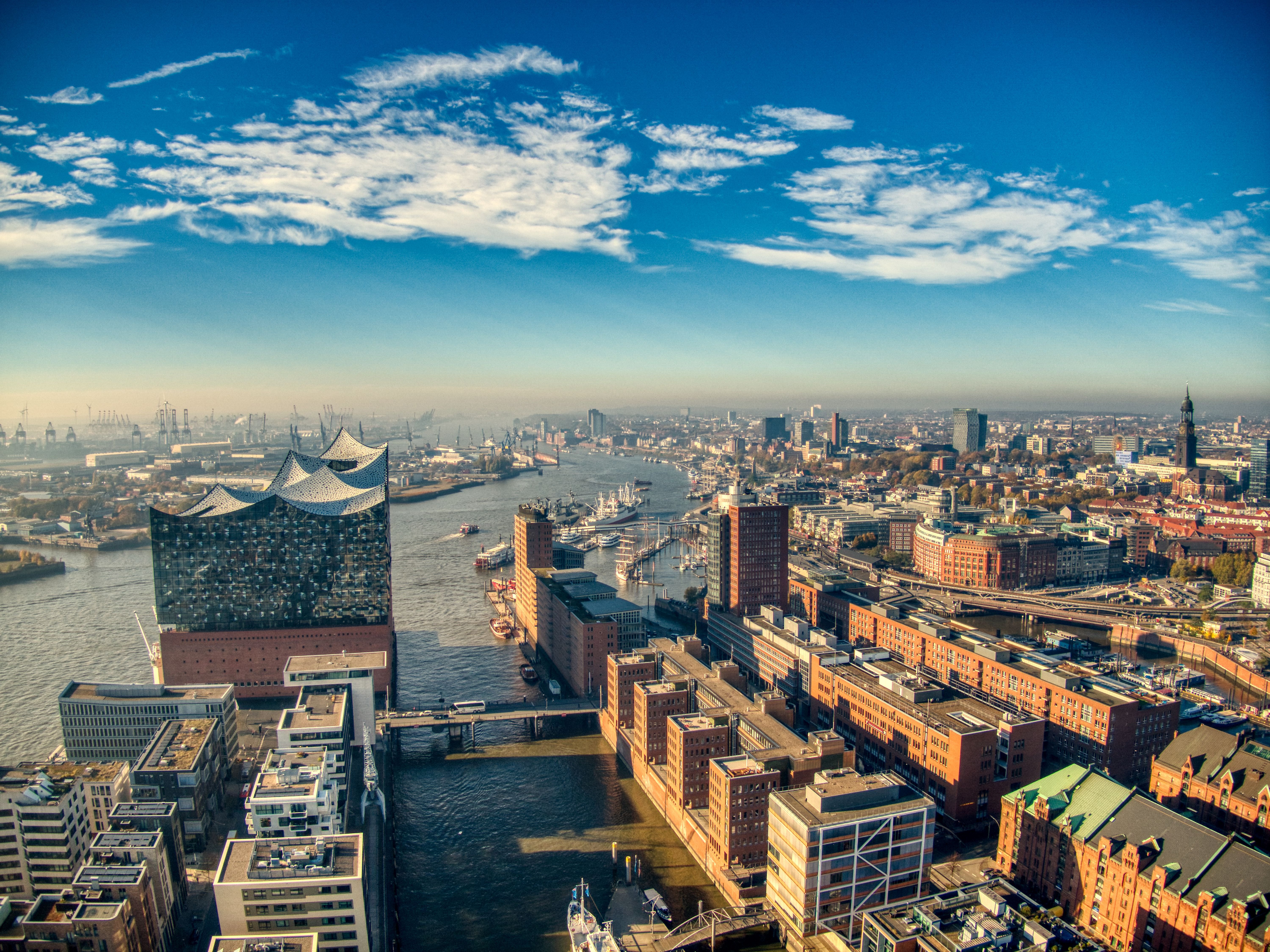 Panoramablick auf Hamburg und den Hamburger Hafen bei blauem Himmel mit wenigen Wolken