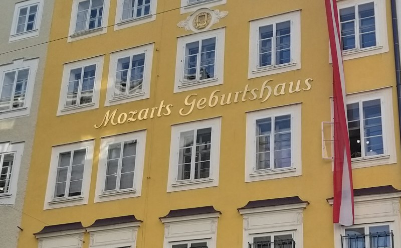 Mozart Geburtshaus in Salzburg. - BAHNHIT.DE