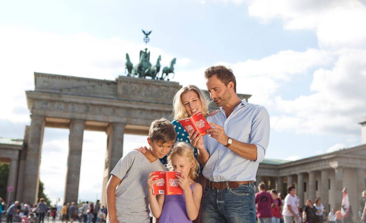 Familie vor Bandenburger Tor