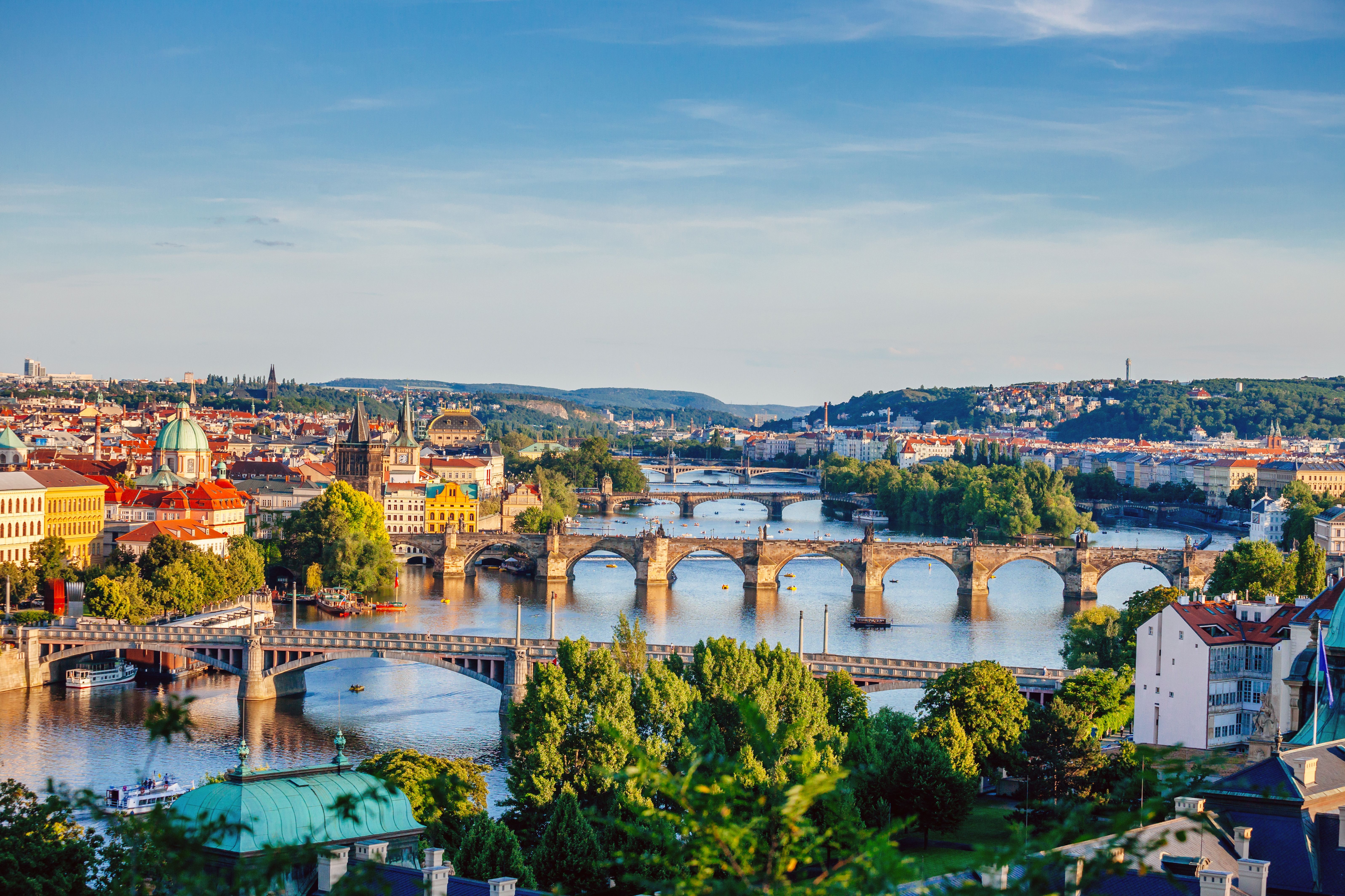 Panoramablick auf Prag mit mehreren Brücken über die Moldau.