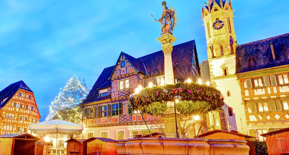 Weihnachtsmarkt in Heidelberg mit festlicher Beleuchtung - BAHNHIT.DE, © getty, Foto: letschert