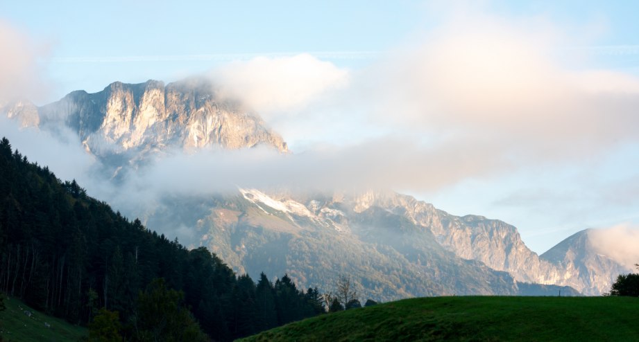 Gipfel mit Wolken in der Nähe von Bad Reichenhall. - BAHNHIT.DE, © getty; Foto: Harald Freudenmacher