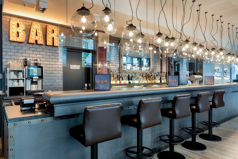 Moderne Hotelbar im Premier Inn mit stilvoller Einrichtung und gemütlicher Atmosphäre.