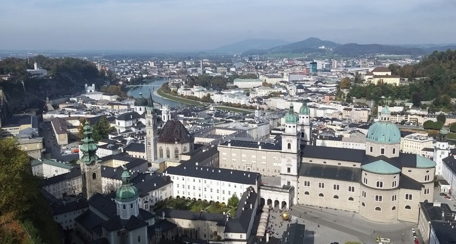 Blick von der Festung Hohensalzburg auf den Dom und die Altstadt. - BAHNHIT.DE