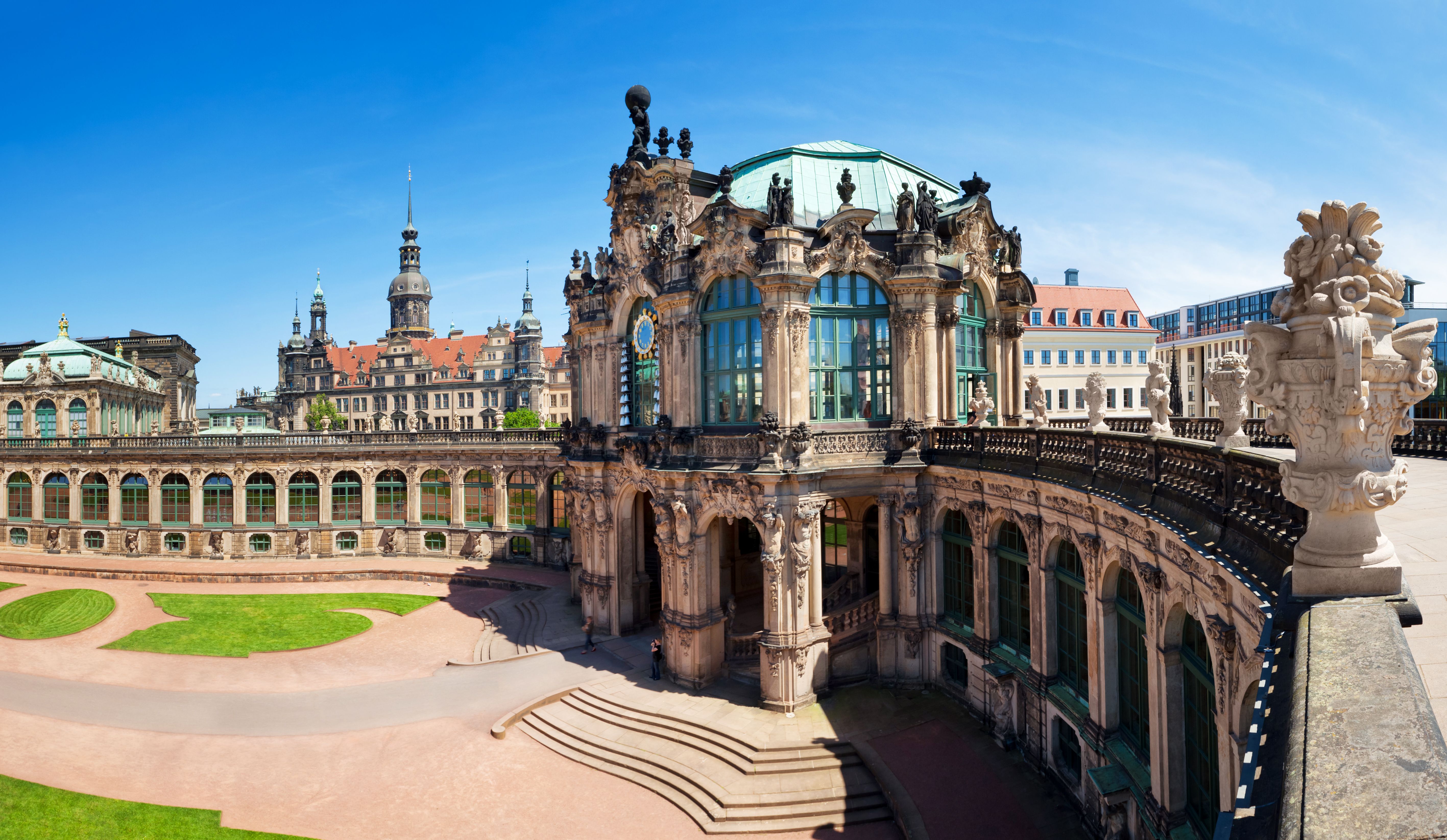 Dresden Zwinger mit Stadt im Hintergrund