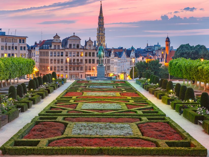 Angelegter Garten auf dem Mont des Arts in Brüssel bei Sonnenuntergang