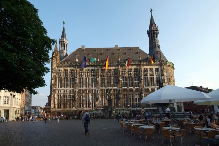 Rathaus und Marktplatz mit Außengastronomie in Aachen