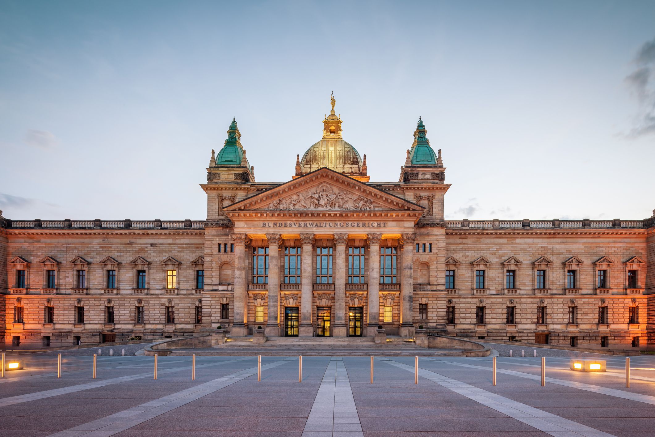 Beleuchtetes Bundesverwaltungsgericht in Leipzig am Abend