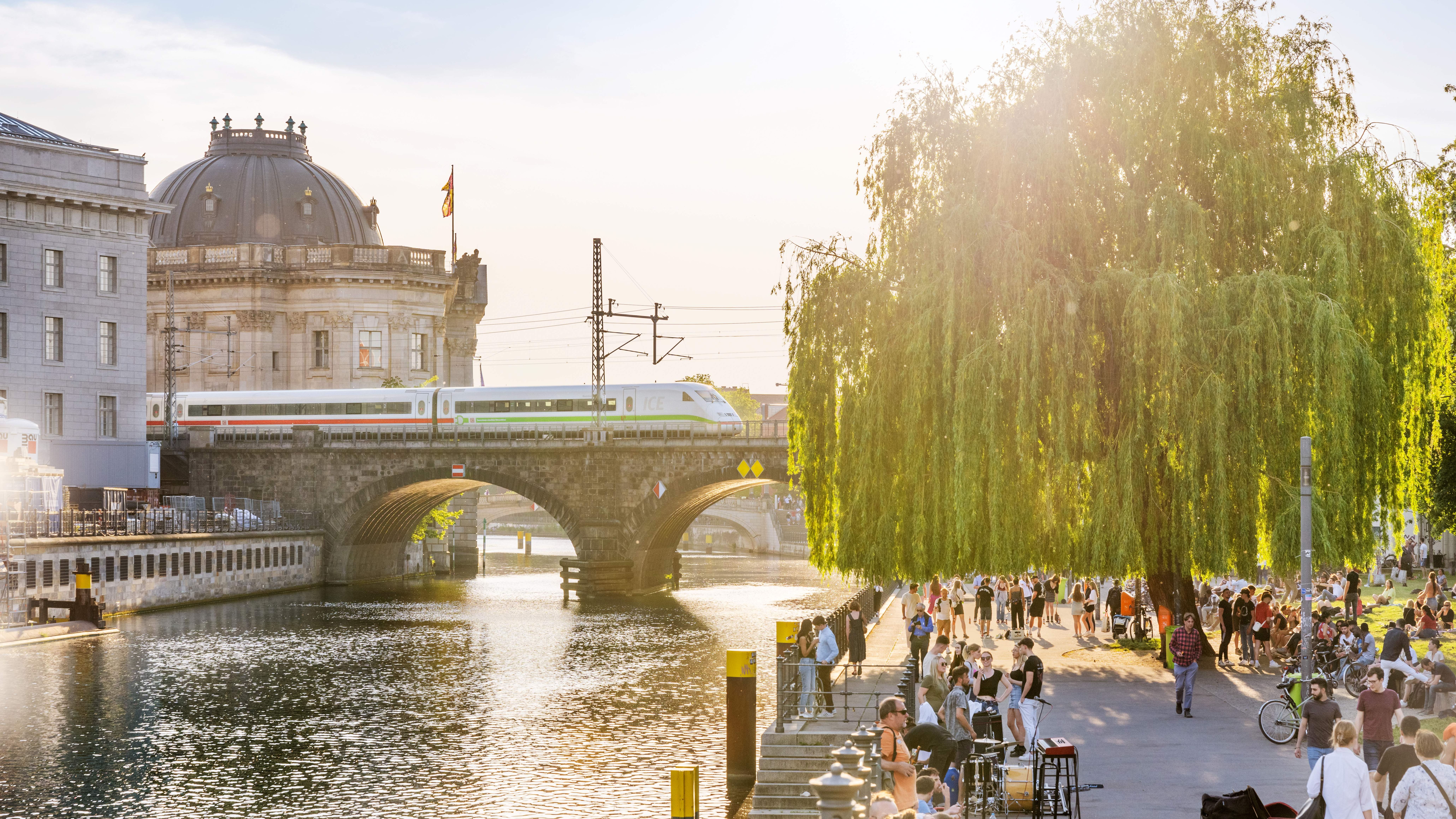 ICE fährt durch Berlin am Bodemuseum vorbei im Sommer