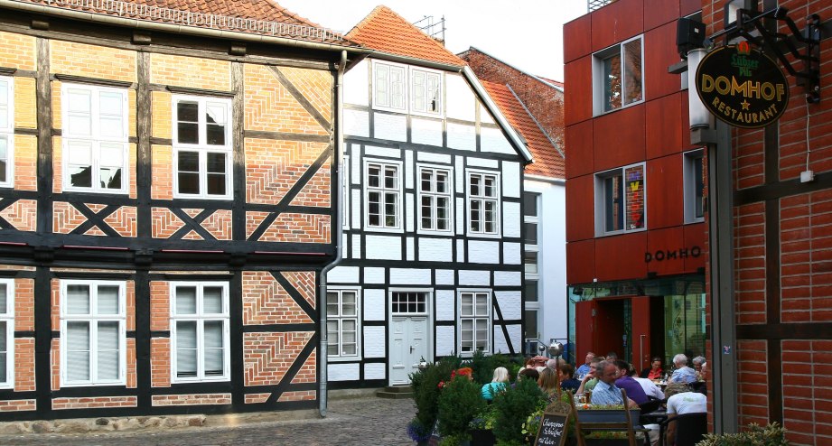 Schweriner Altstadt mit Fachwerkhäusern - BAHNHIT.DE, © getty