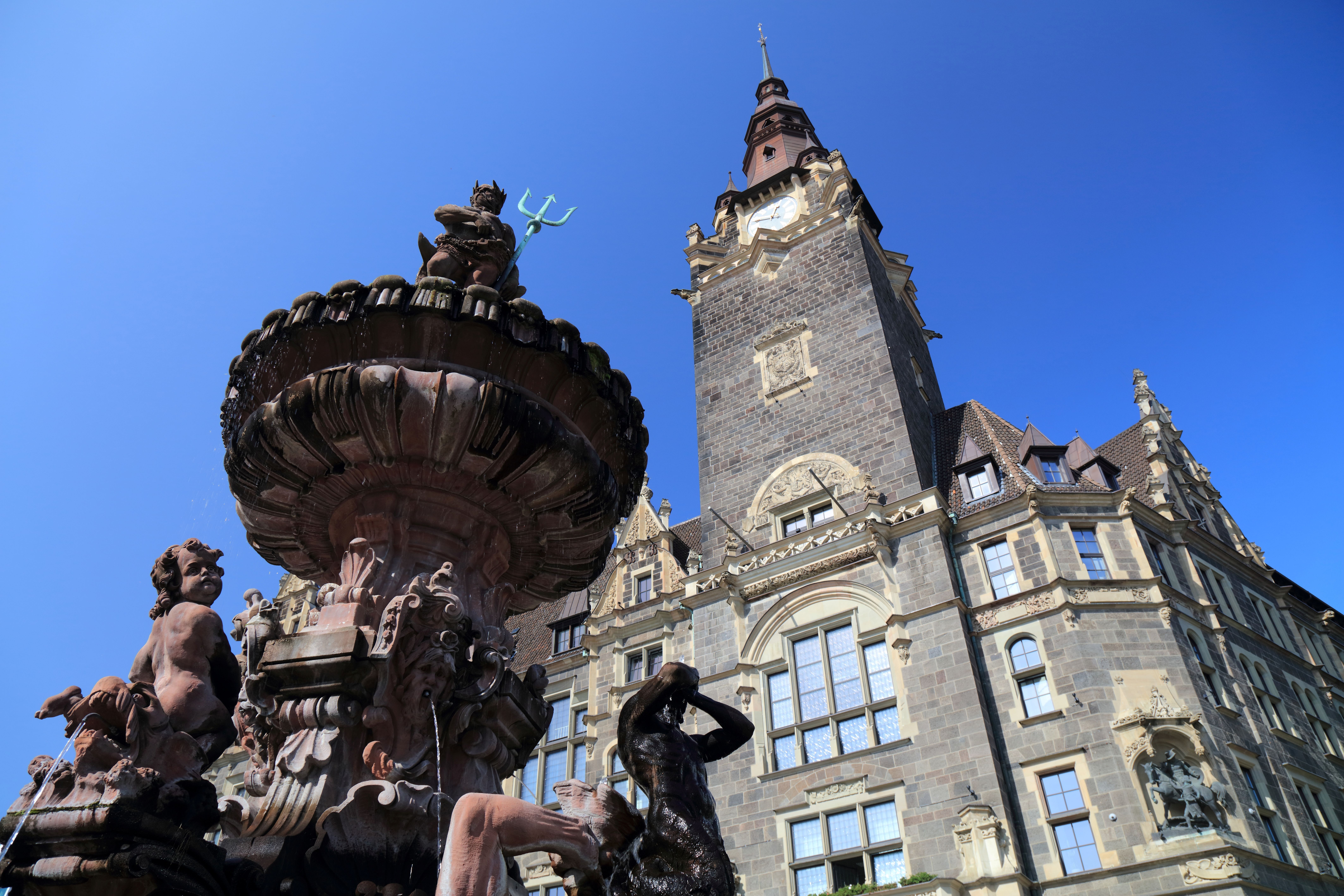 Neptunbrunnen vor dem Rathaus Elberfeld in Wuppertal
