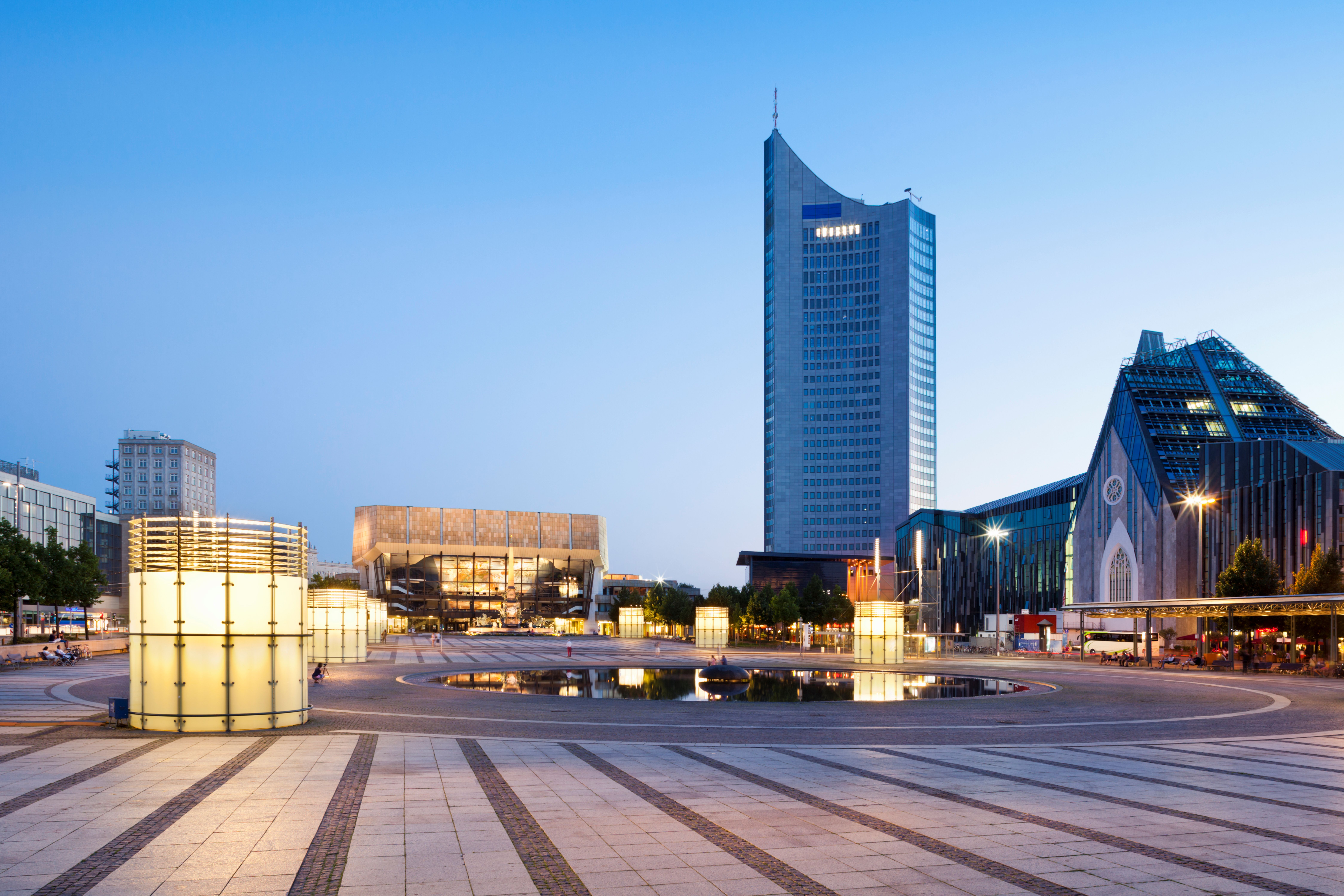 Augustusplatz und City Hochhaus in Leipzig am Abend beleuchtet